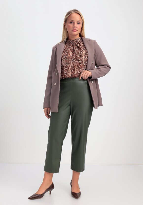 Брюки из экокожи длиной 7/8 шир.  580, рис. 20