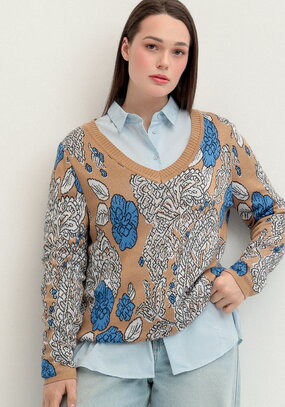 Пуловер с V-образным вырезом и ярким принтом