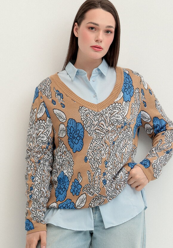 Пуловер с V-образным вырезом и ярким принтом шир.  580, рис. 10