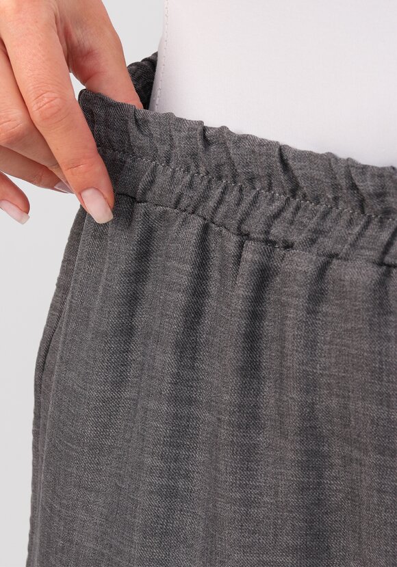 Брюки свободного кроя на резинке по поясу шир.  580, рис. 43