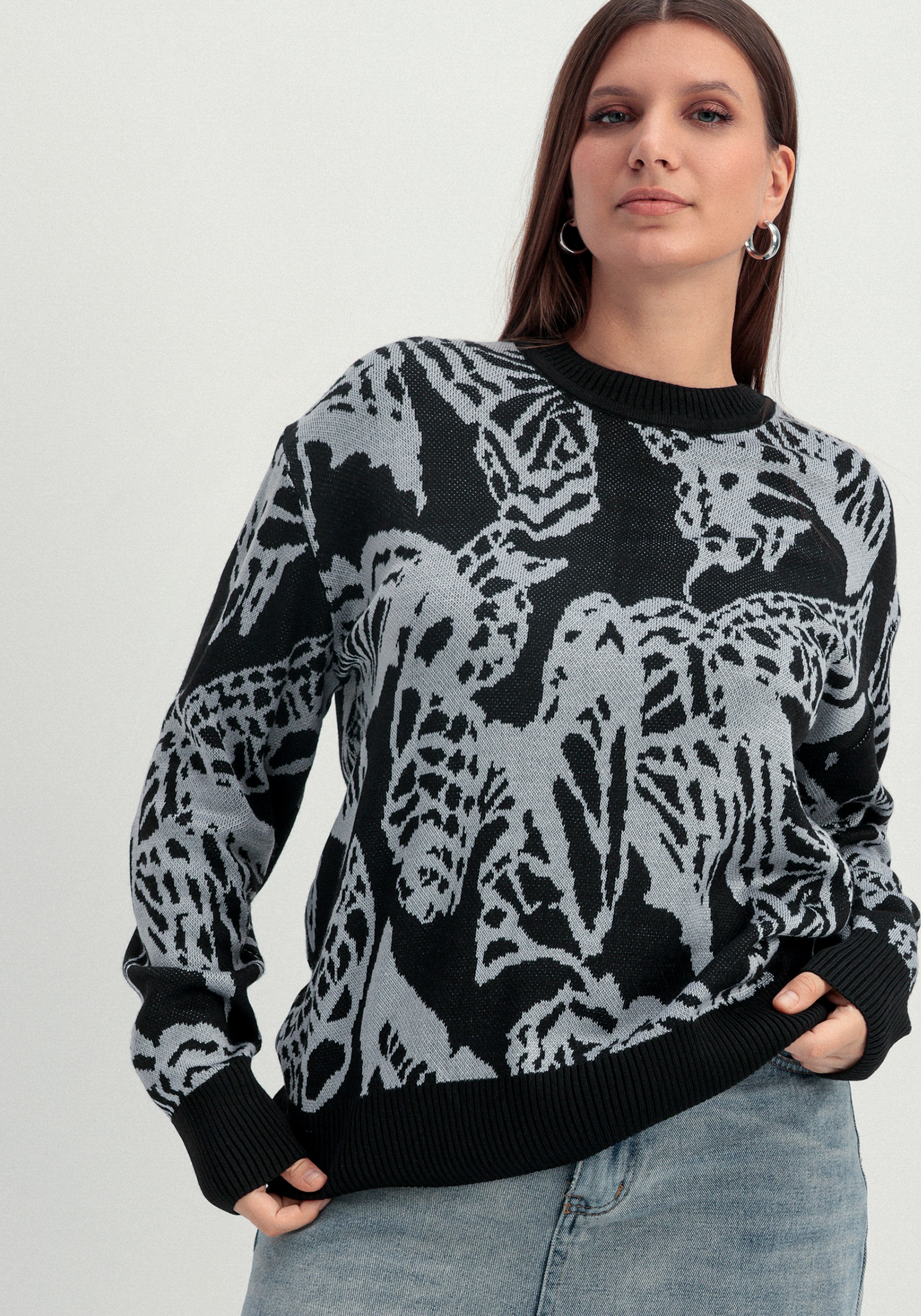 Джемпер с абстрактным цветочным принтом 4499₽