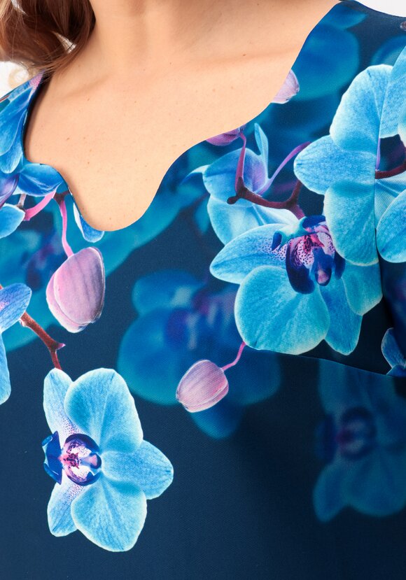 Платье полуприлегающего силуэта с  принтом шир.  580, рис. 10