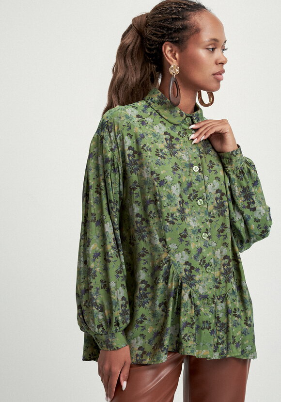 Блуза со сборкой в рельефах шир.  580, рис. 26