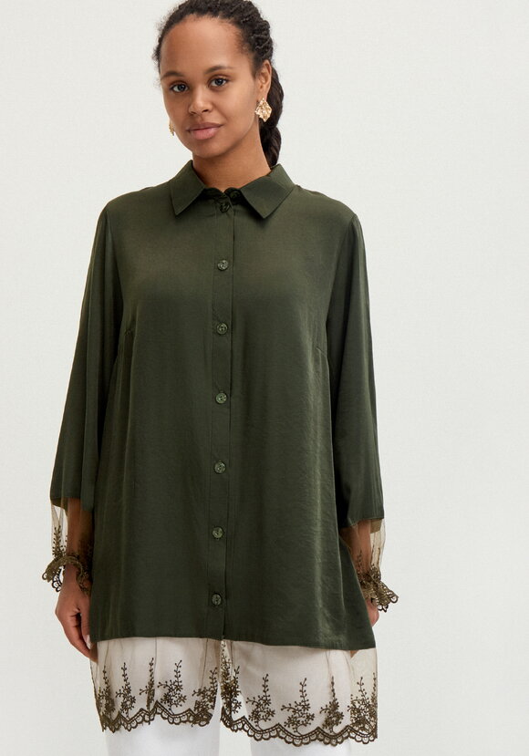 Туника с кружевом на пуговицах шир.  580, рис. 12