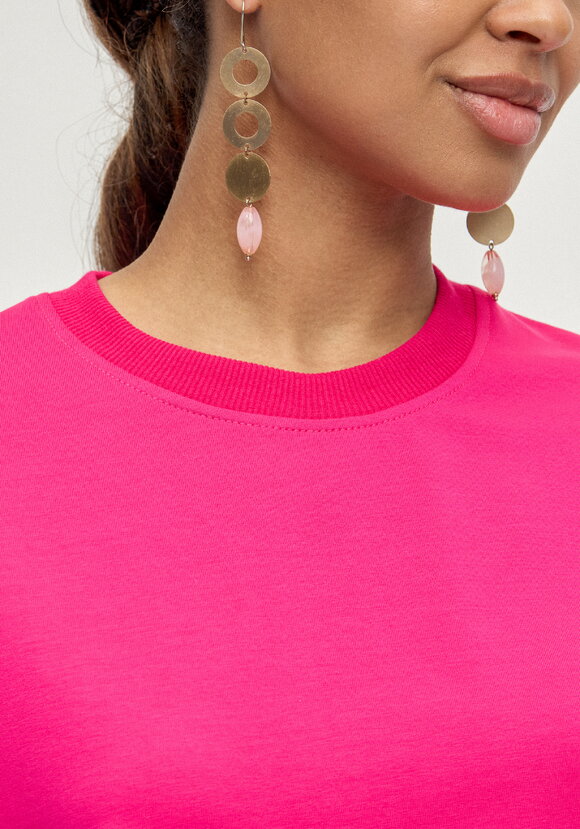 Футболка из трикотажа со спущенным плечом шир.  580, рис. 28