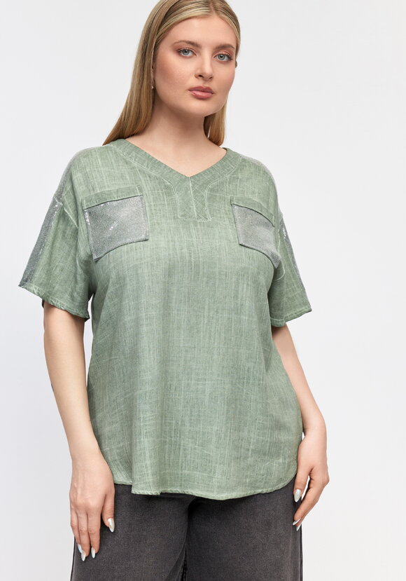 Блуза с карманами и со стразами шир.  580, рис. 6
