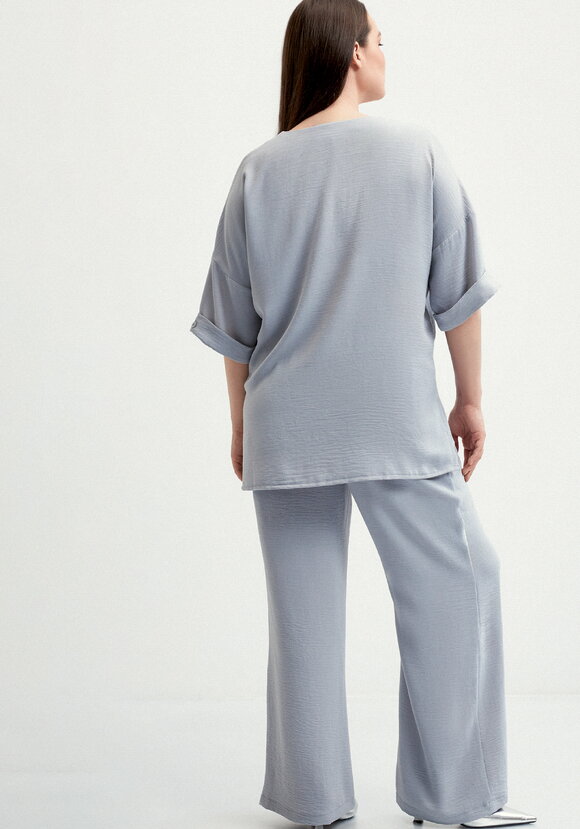 Костюм брючный с лаконичным принтом шир.  580, рис. 31