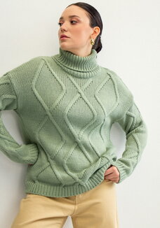 Свитер с объемными ромбами