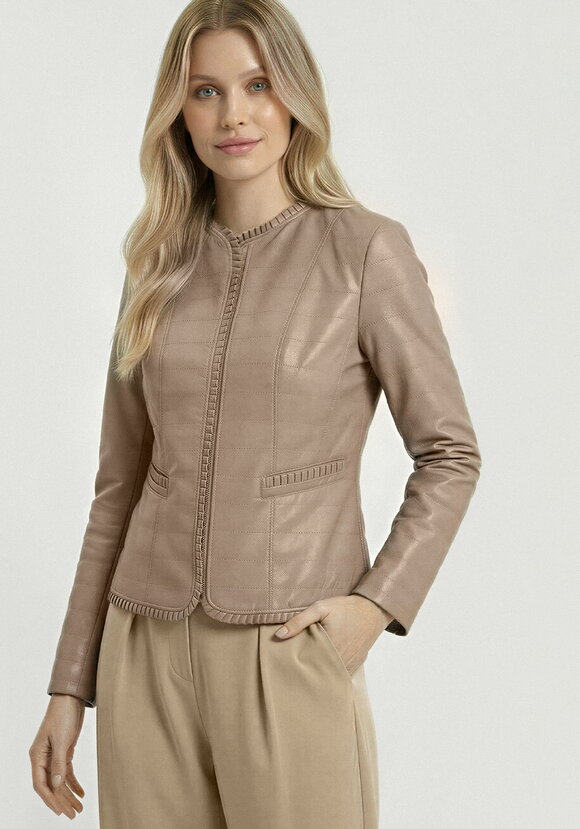 Куртка из экокожи с рюшей шир.  580, рис. 26