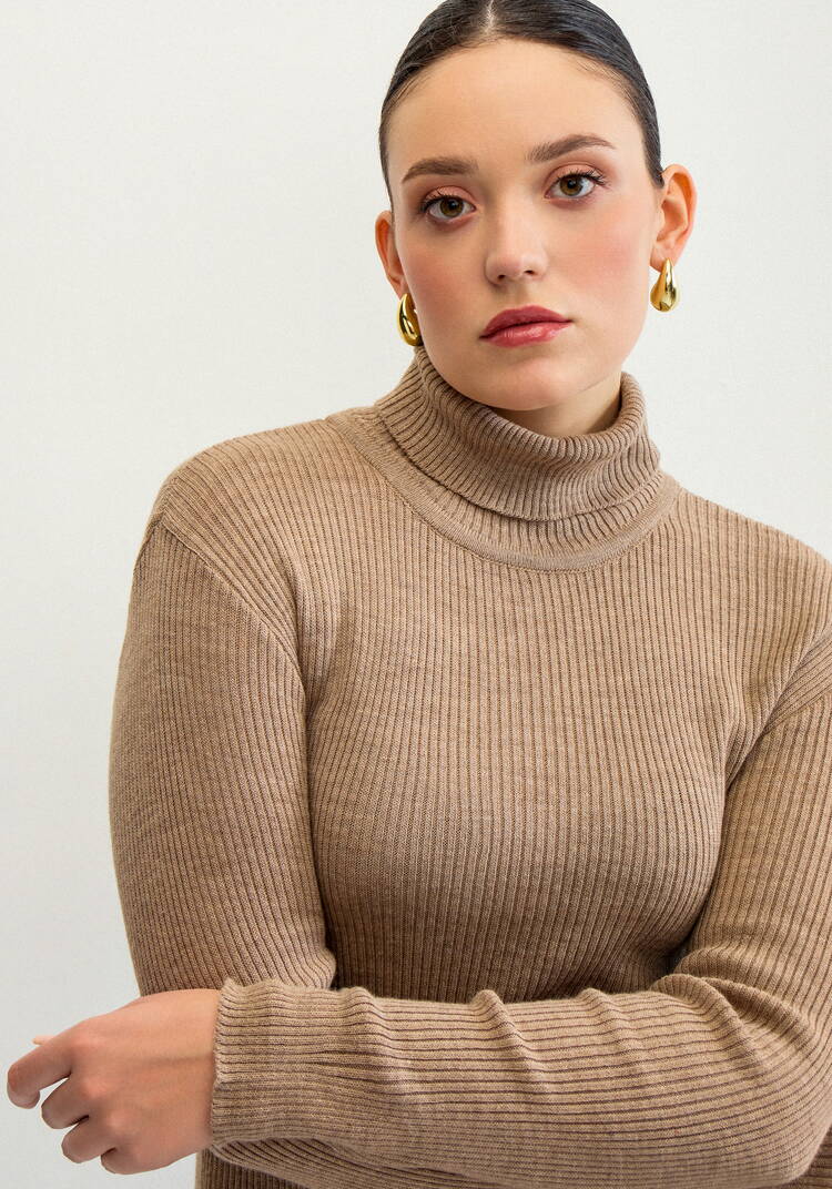 Водолазка в рубчик с высокой горловиной шир.  750, рис. 28