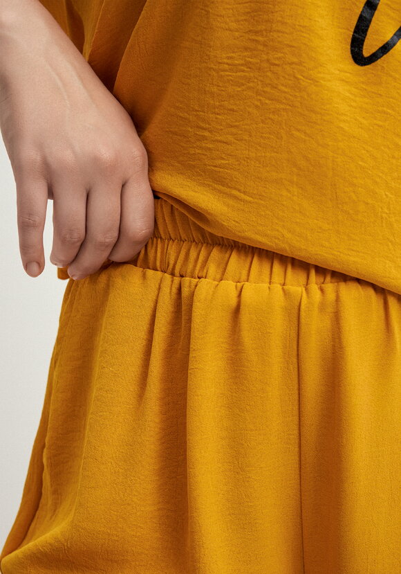 Костюм брючный с лаконичным принтом шир.  580, рис. 27