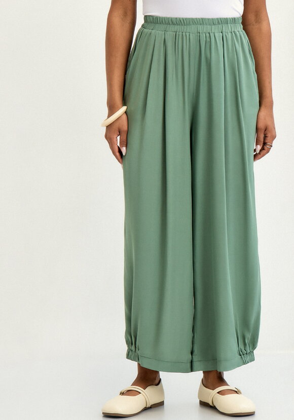 Брюки свободного кроя на резинке по низу шир.  580, рис. 28