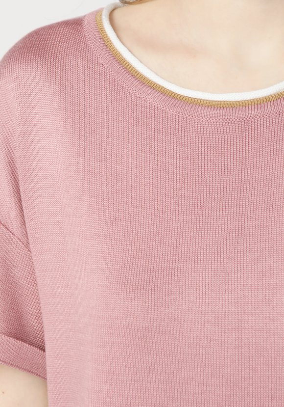 Футболка с отделкой по горловине шир.  580, рис. 30