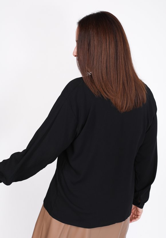 Блузка с V-образным вырезом, свободного кроя шир.  580, рис. 18