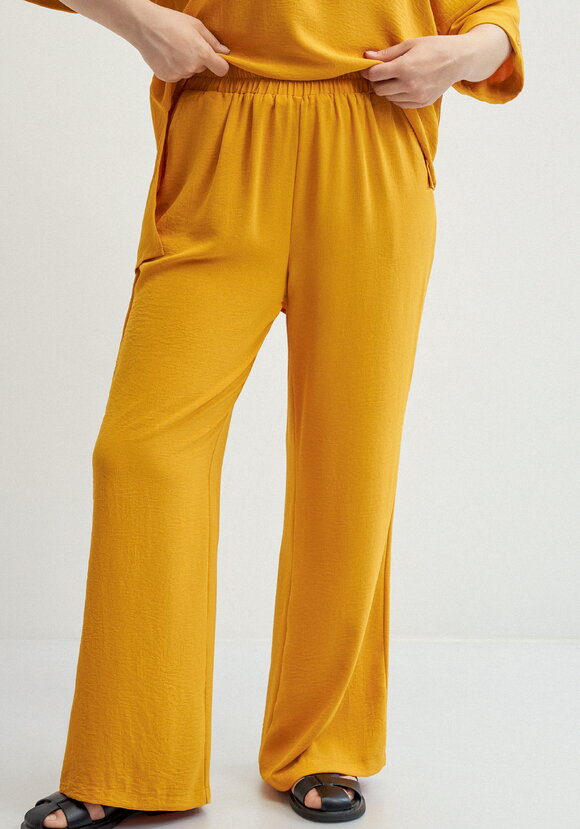 Костюм брючный с лаконичным принтом шир.  580, рис. 23