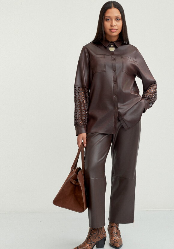 Блуза с перфорацией на рукавах шир.  580, рис. 14