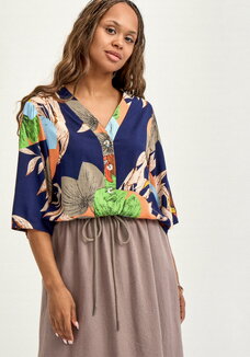 Блуза из штапеля с тропическим принтом