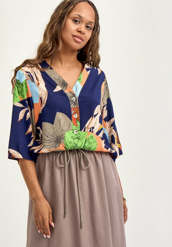 Блуза из штапеля с тропическим принтом шир.  580, рис. 1