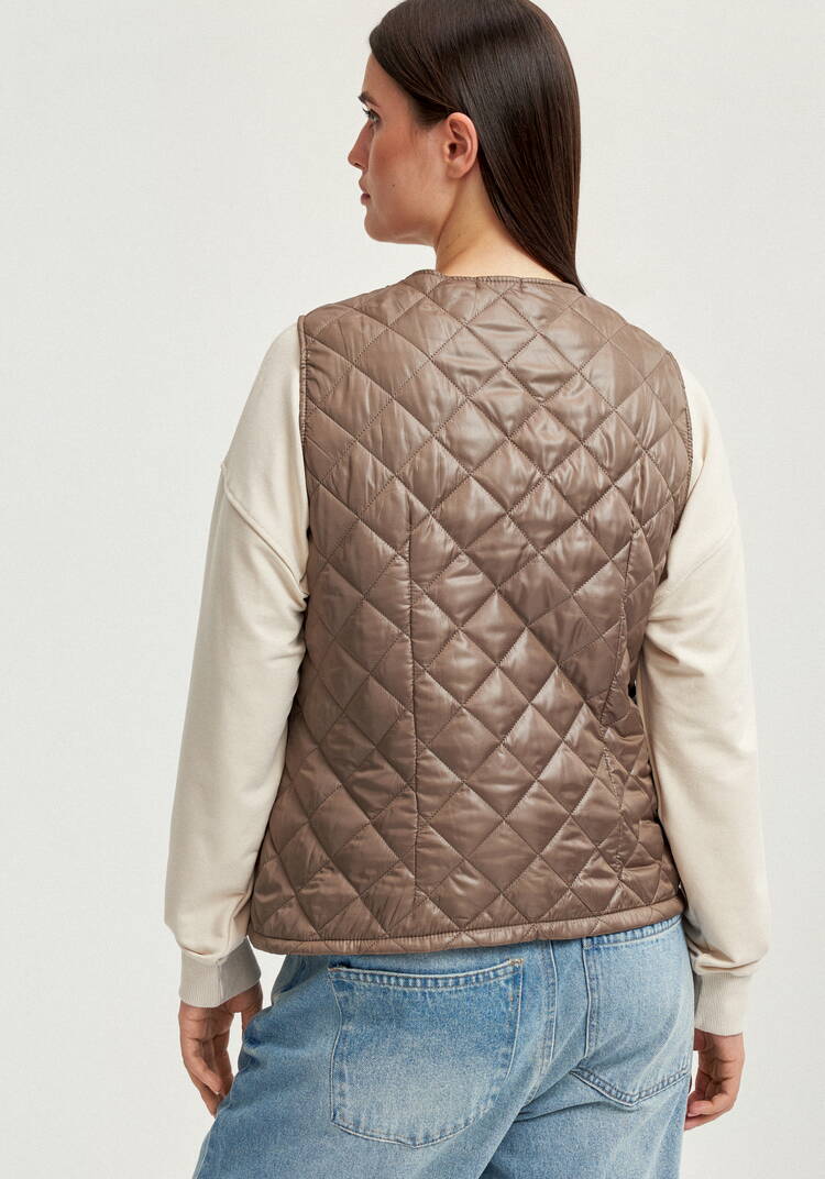 Жилет стёганый с застёжкой на кнопки шир.  750, рис. 13