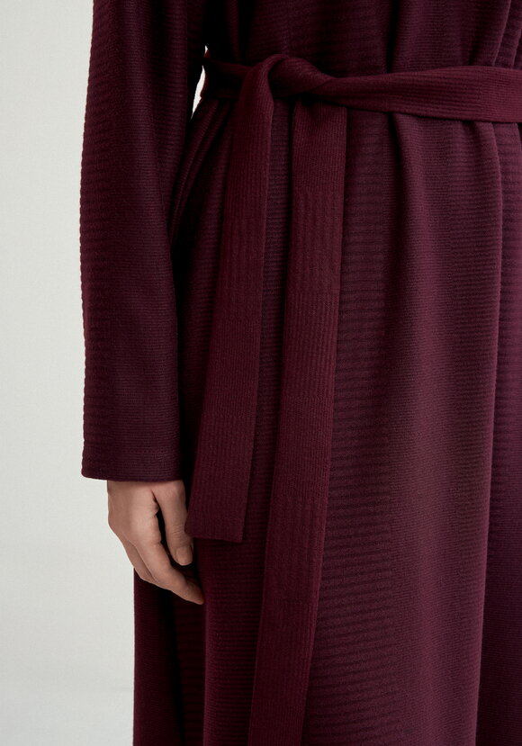 Платье с высоким горлом,прямое трикотажное шир.  580, рис. 6