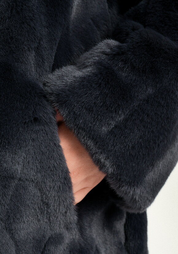 Шуба длины миди с брошью на воротнике шир.  580, рис. 7