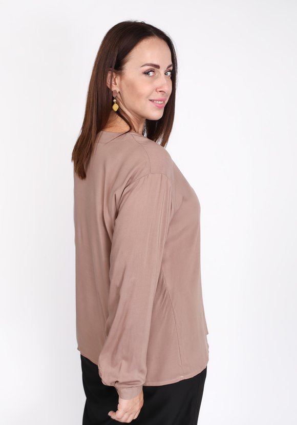 Блузка с V-образным вырезом, свободного кроя шир.  580, рис. 6