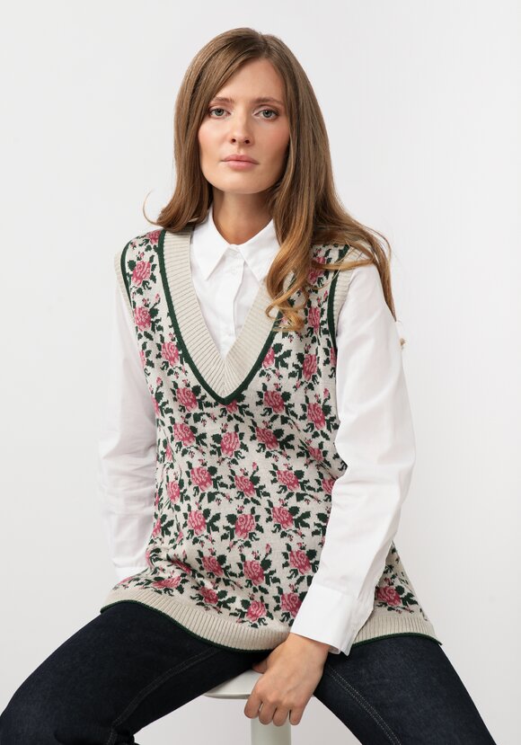 Жилет женский с цветочным рисунком шир.  580, рис. 23