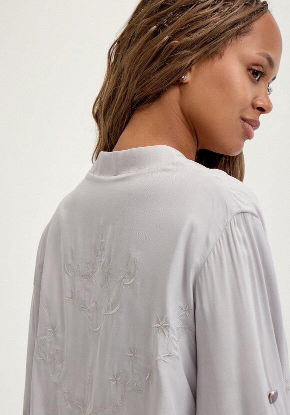 Рубашка с вышивкой на кокетке шир.  580, рис. 7