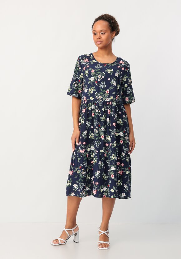 Платье с отрезной талией и коротким рукавом шир.  580, рис. 23