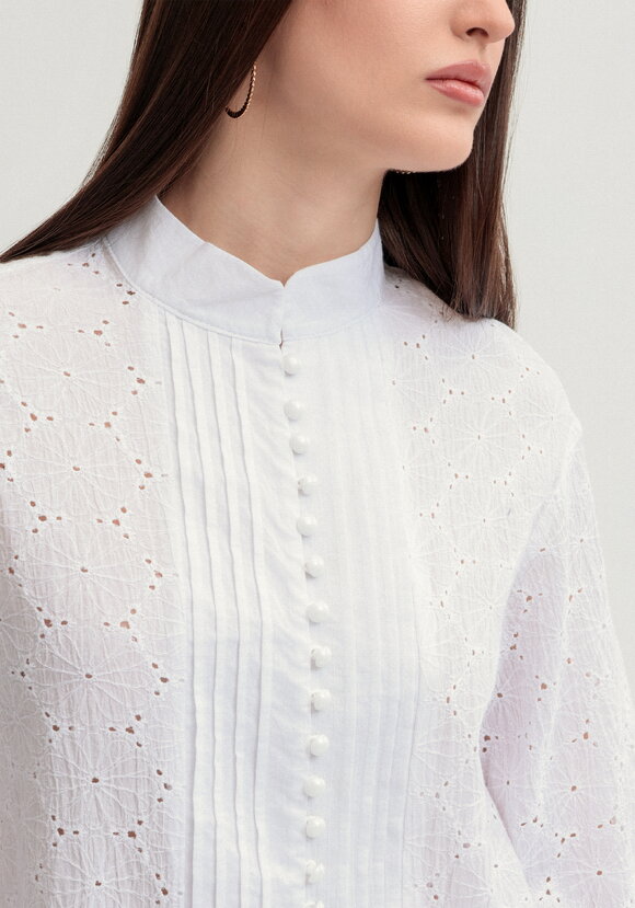 Блуза из шитья с жемчужными пуговицами шир.  580, рис. 21