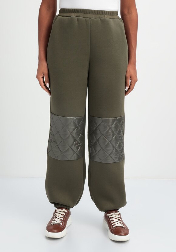 Брюки со вставками из стёганой ткани шир.  580, рис. 20