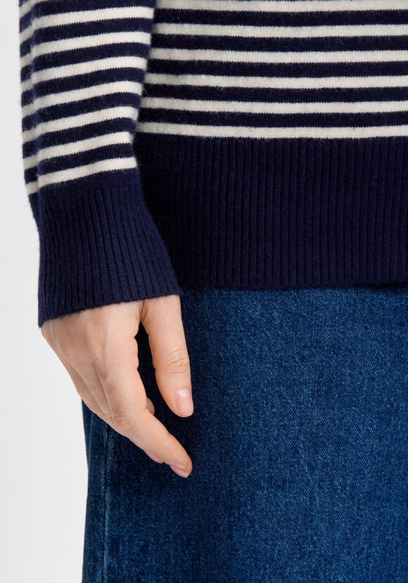 Трикотажный джемпер в полоску шир.  580, рис. 6