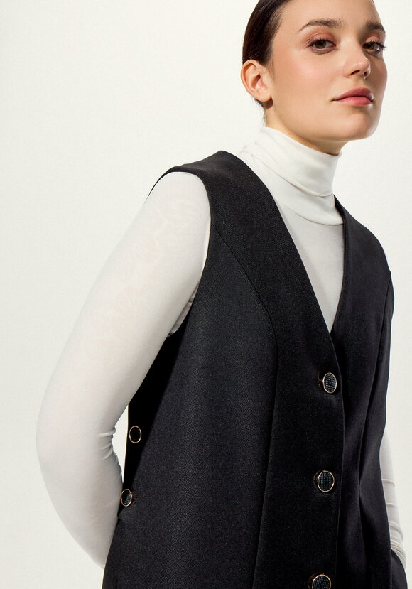 Жилет на пуговицах с разрезами по бокам шир.  580, рис. 12