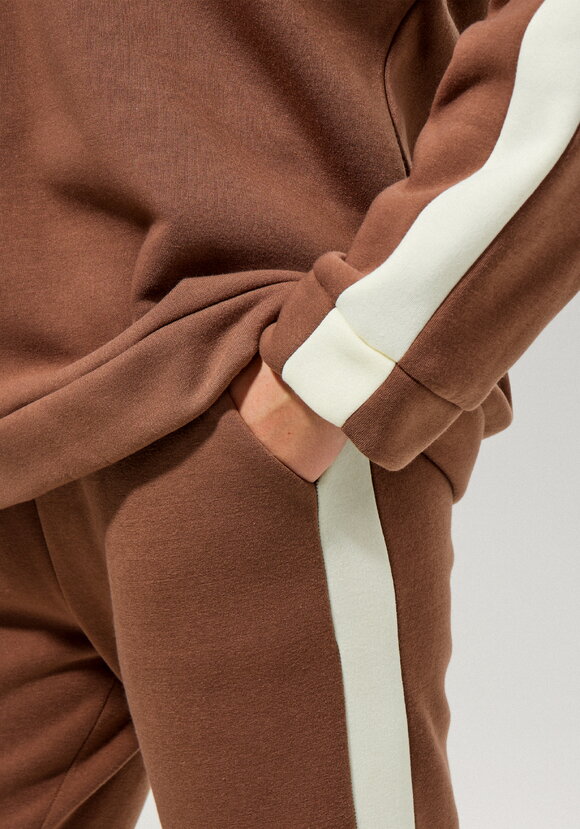 Костюм спортивный с комбинированной вставкой шир.  580, рис. 13