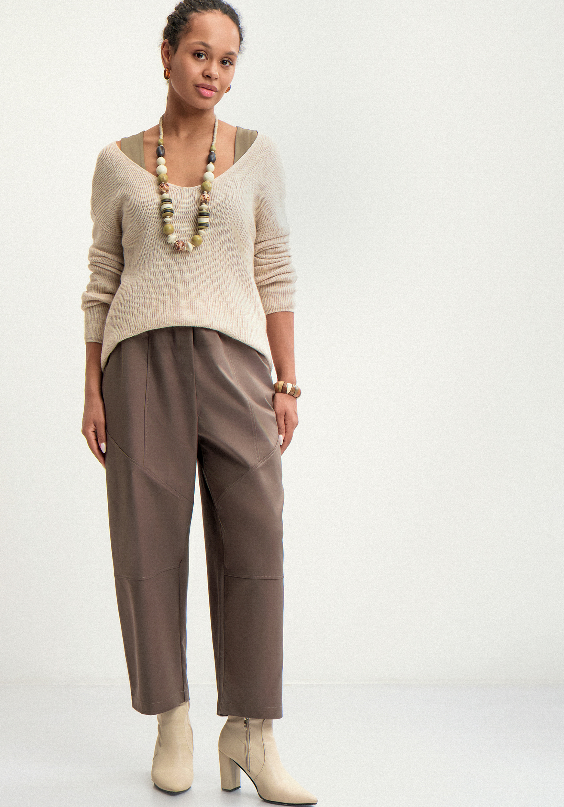 Брюки бананы с конструктивными линиями