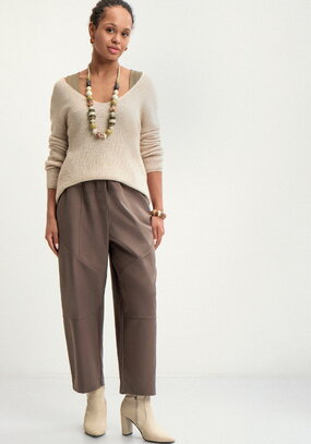 Брюки бананы с конструктивными линиями