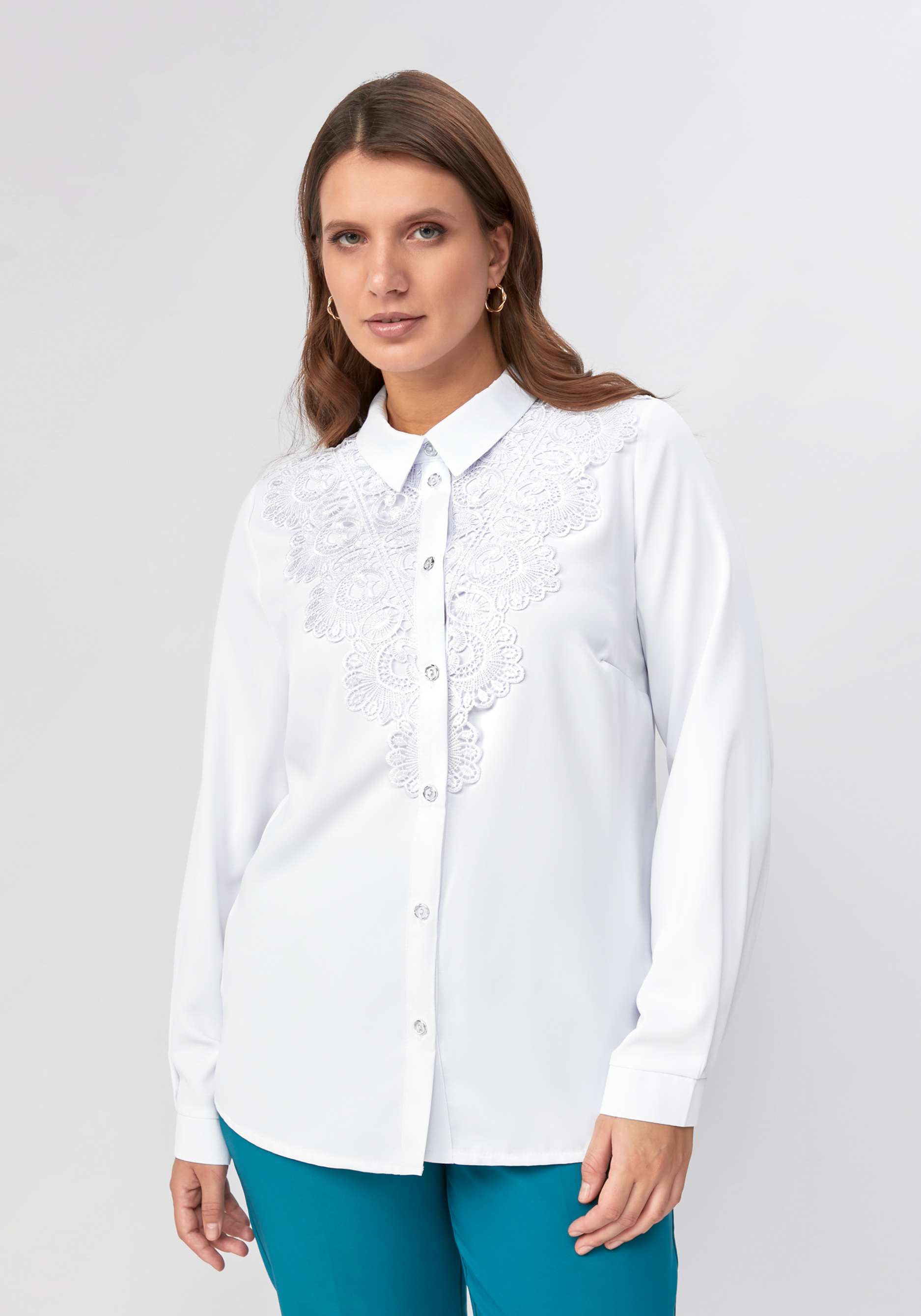 блуза прямого кроя на пуговицах сзади Блуза прямого кроя с ажурным кружевом