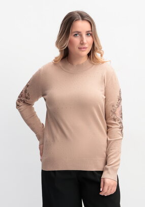 Джемпер со стразами и декоративной вставкой