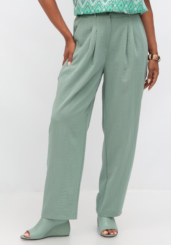 Брюки свободного кроя с защипами на поясе шир.  580, рис. 17