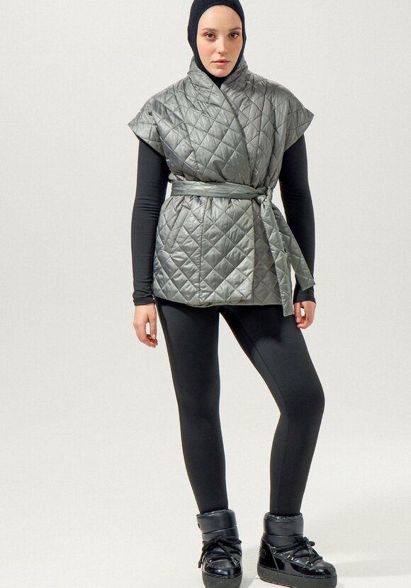 Жилет со спущенным плечом и высоким воротом шир.  580, рис. 13