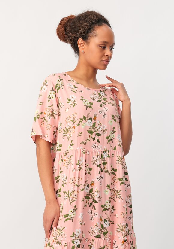 Платье с отрезной талией и коротким рукавом шир.  580, рис. 26