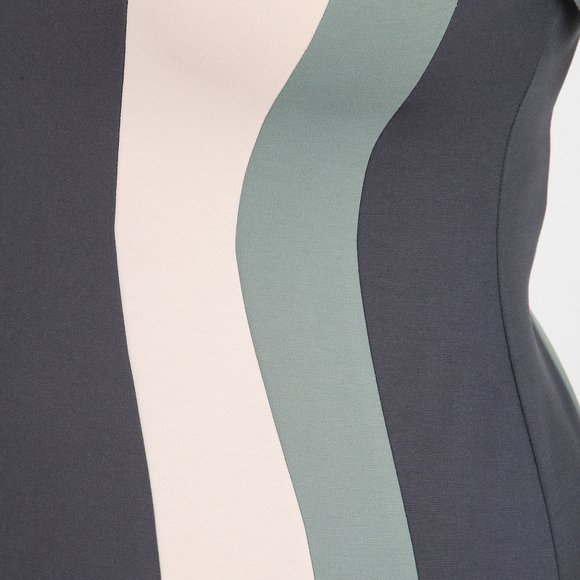 Платье с вертикальными контрастными вставками шир.  580, рис. 14