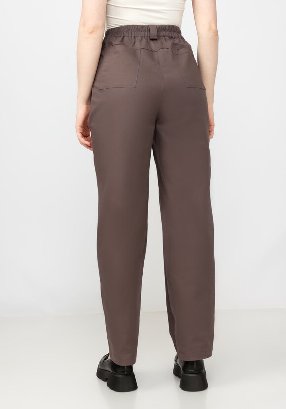 Брюки прямые с рельефами и отстрочками шир.  580, рис. 9