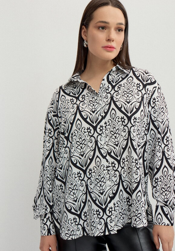 Рубашка на пуговицах с графическим принтом шир.  580, рис. 4