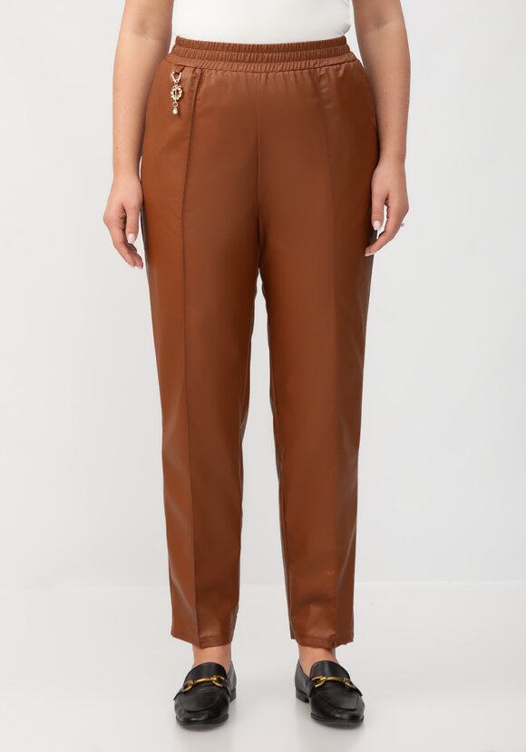 Брюки из экокожи со стрелками шир.  580, рис. 24