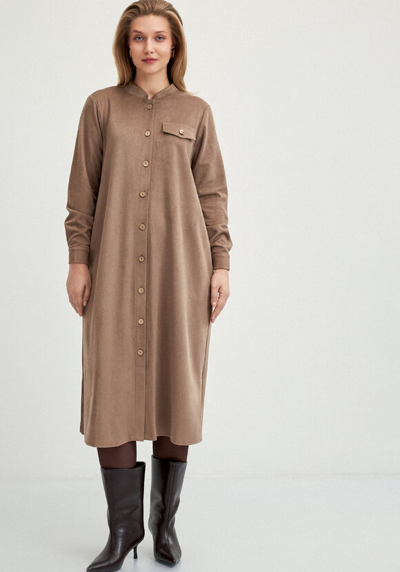 Платье-рубашка с плиссированной спинкой шир.  580, рис. 21