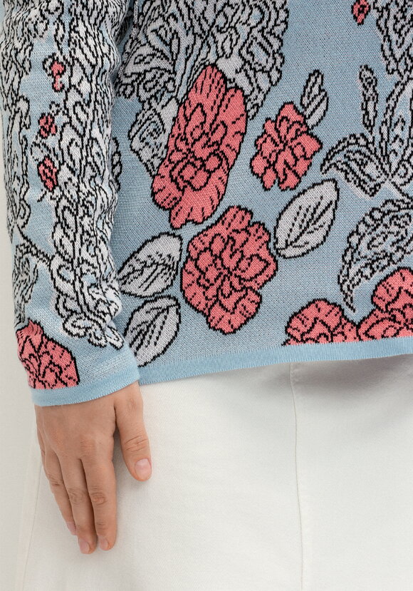 Пуловер с V-образным вырезом и ярким принтом шир.  580, рис. 7