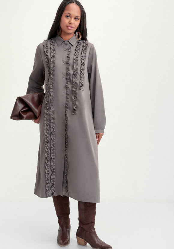 Платье рубашка с рюшей шир.  580, рис. 9