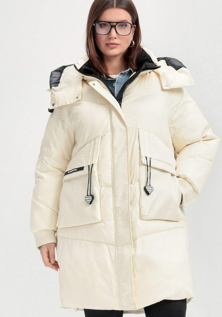 Пуховик с капюшоном и объемными карманами шир.  750, рис. 39