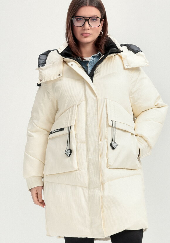 Пуховик с капюшоном и объемными карманами шир.  580, рис. 39